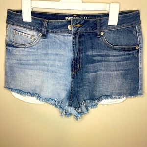Multi-Wash Distressed Denim Shorts 🖤✨
